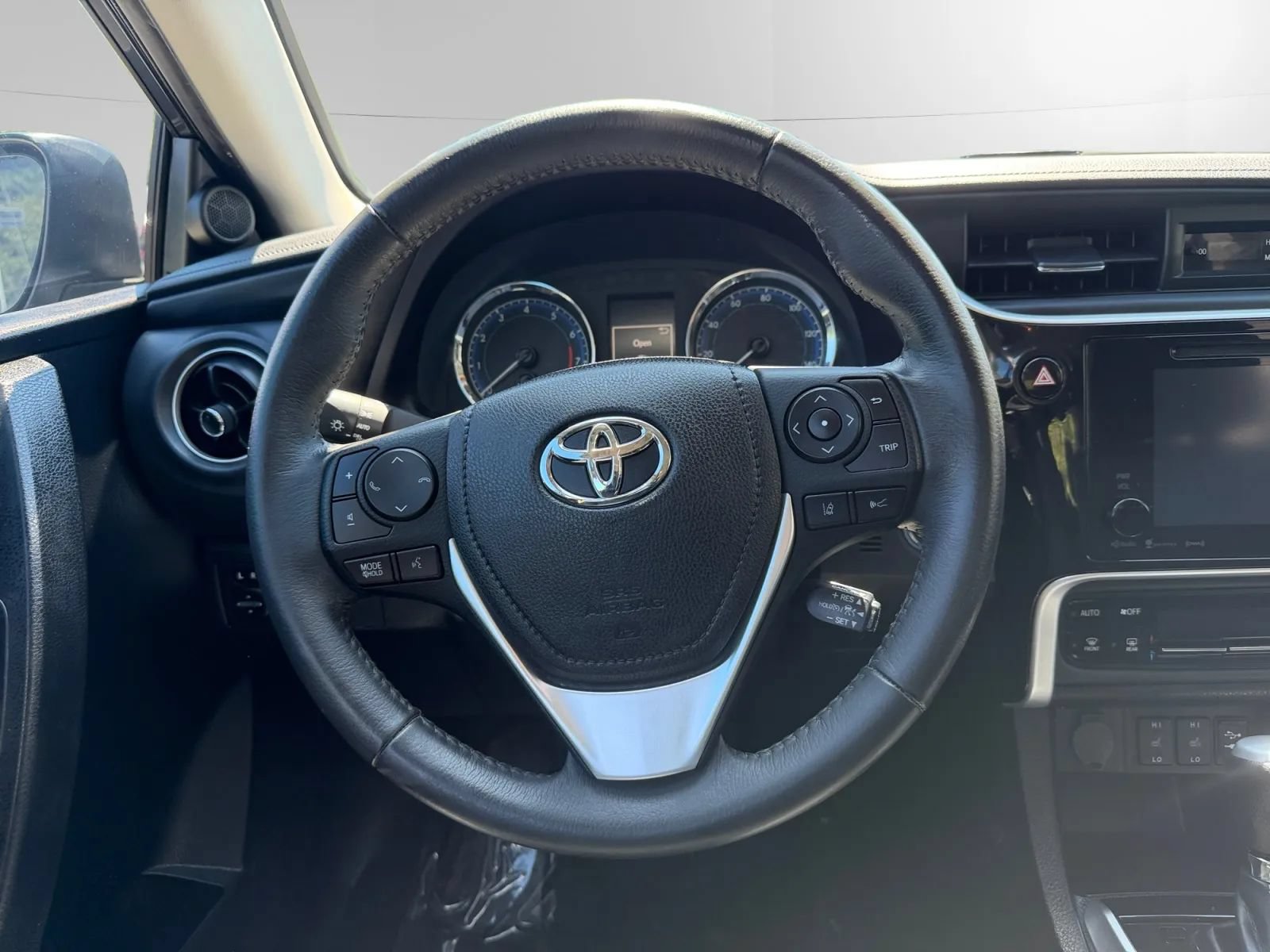 Used 2018 Toyota Corolla XLE FWD image 14