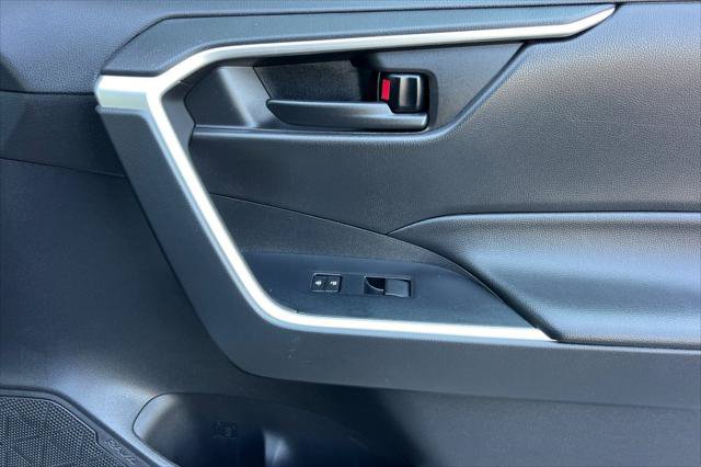 Certified 2022 Toyota RAV4 LE AWD/4WD image 19