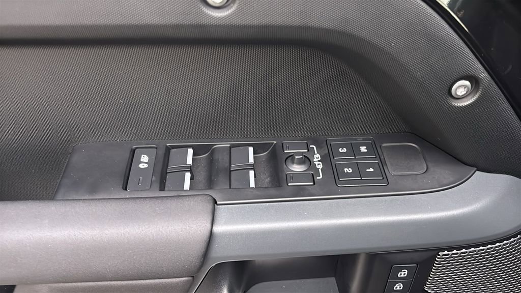 Used 2024 Land Rover Defender 110 X-Dynamic SE AWD/4WD image 11
