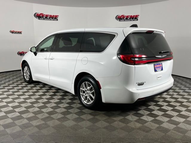 Used 2023 Chrysler Pacifica Touring-L image 6
