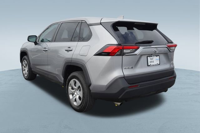 Used 2022 Toyota RAV4 LE image 5