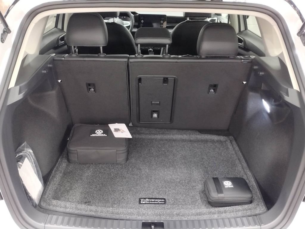 Certified 2025 Volkswagen Taos SE image 17