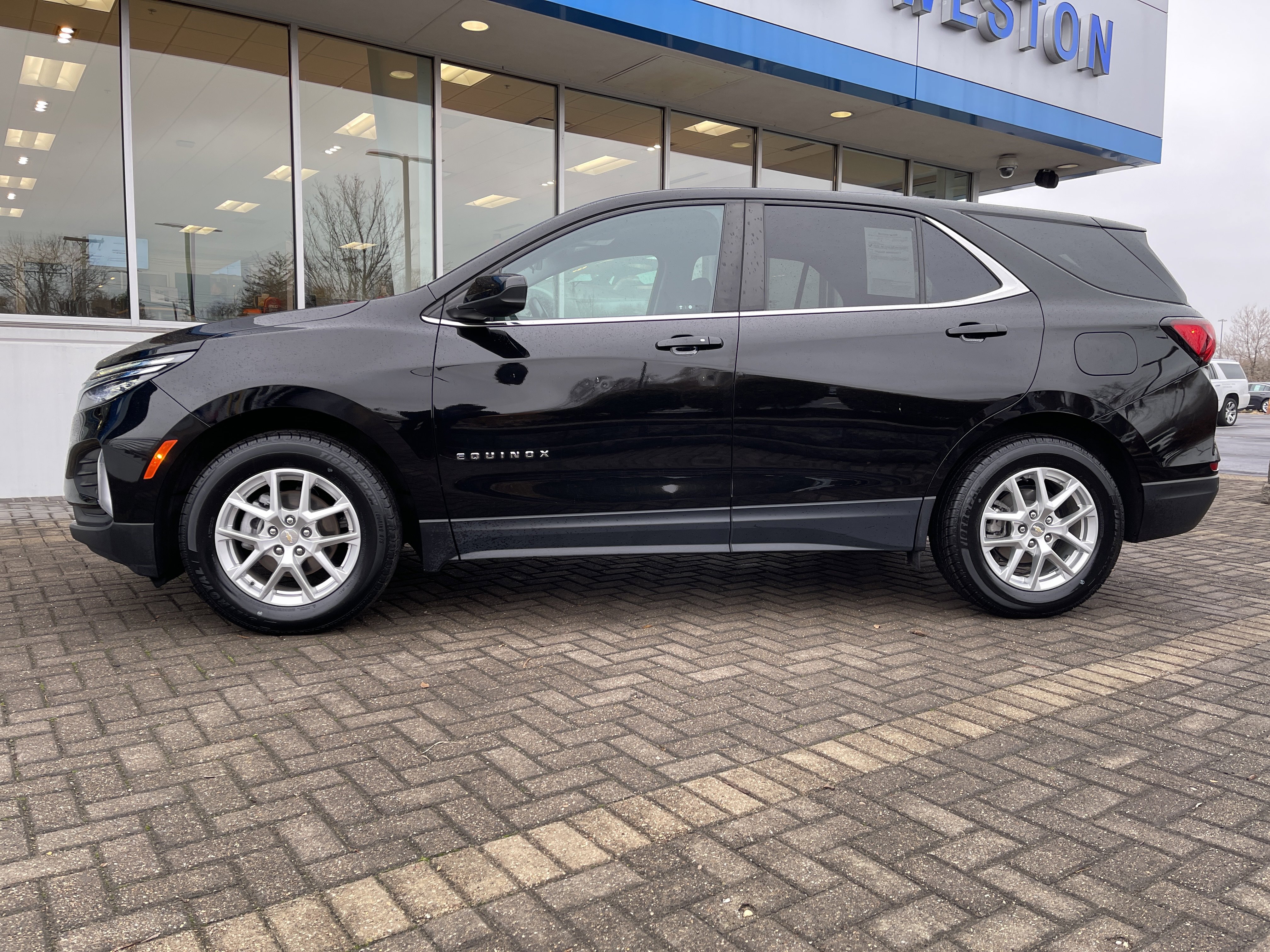 Used 2022 Chevrolet Equinox LT image 2