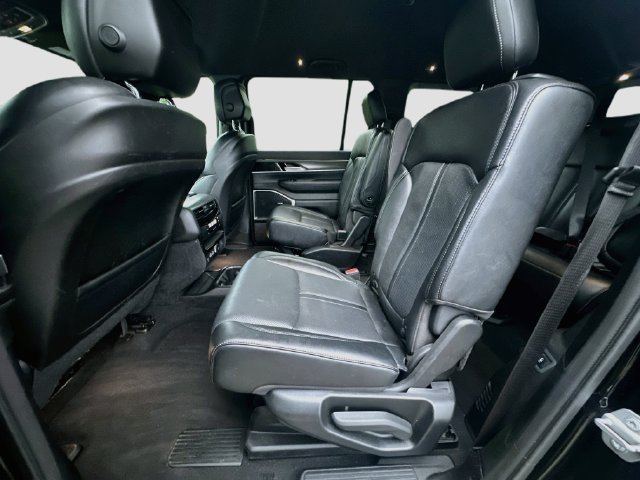 Used 2024 Jeep Wagoneer Series III AWD/4WD image 24