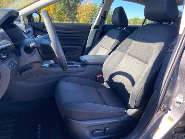 Used 2025 Nissan Altima 2.5 SV FWD image 14