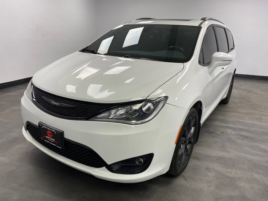 Used 2018 Chrysler Pacifica Limited w/ S Appearance Package FWD image 2