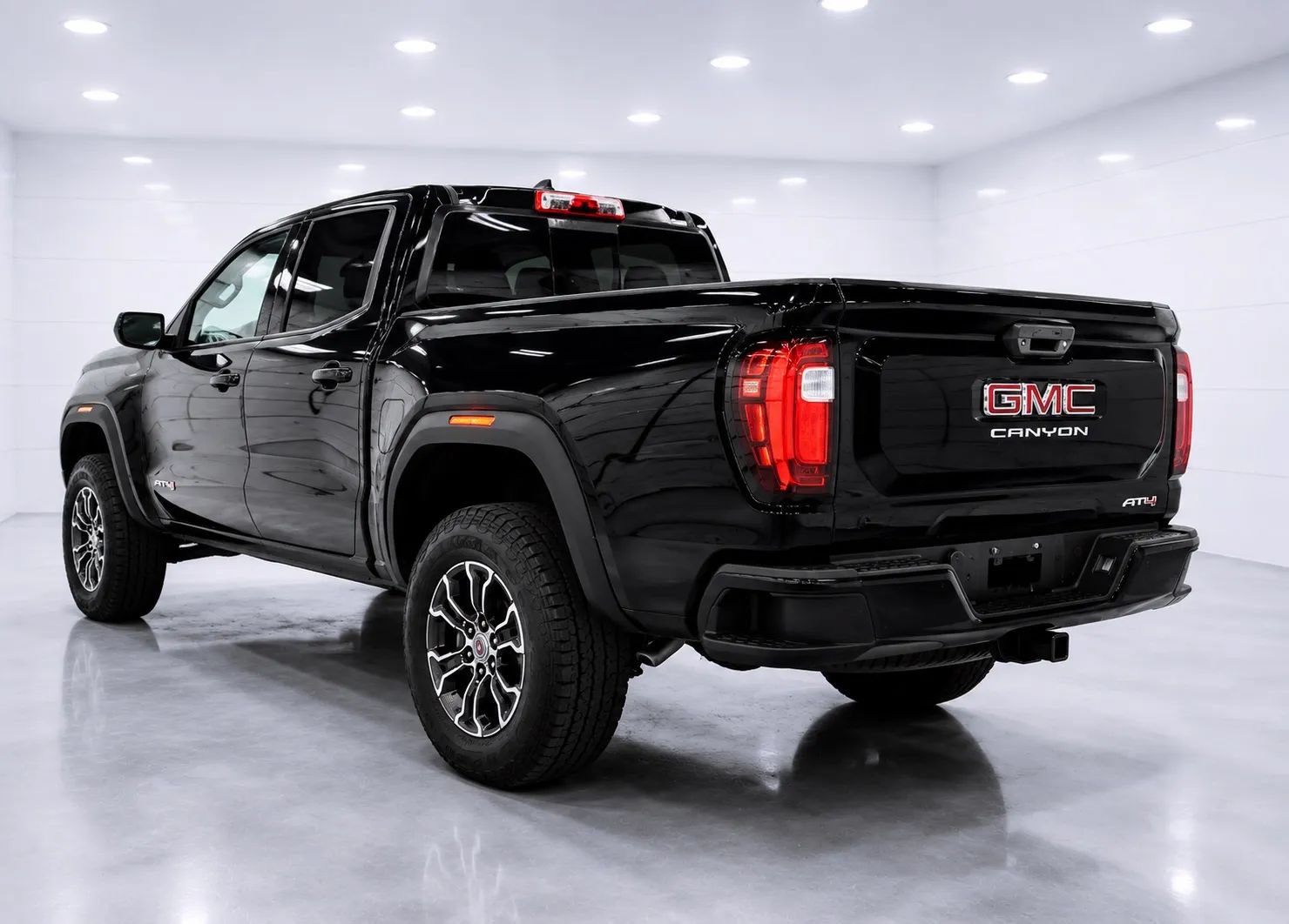 Used 2024 GMC Canyon AT4 AWD/4WD image 3