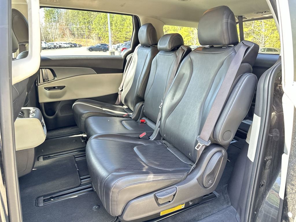 Used 2023 Kia Carnival LX image 23