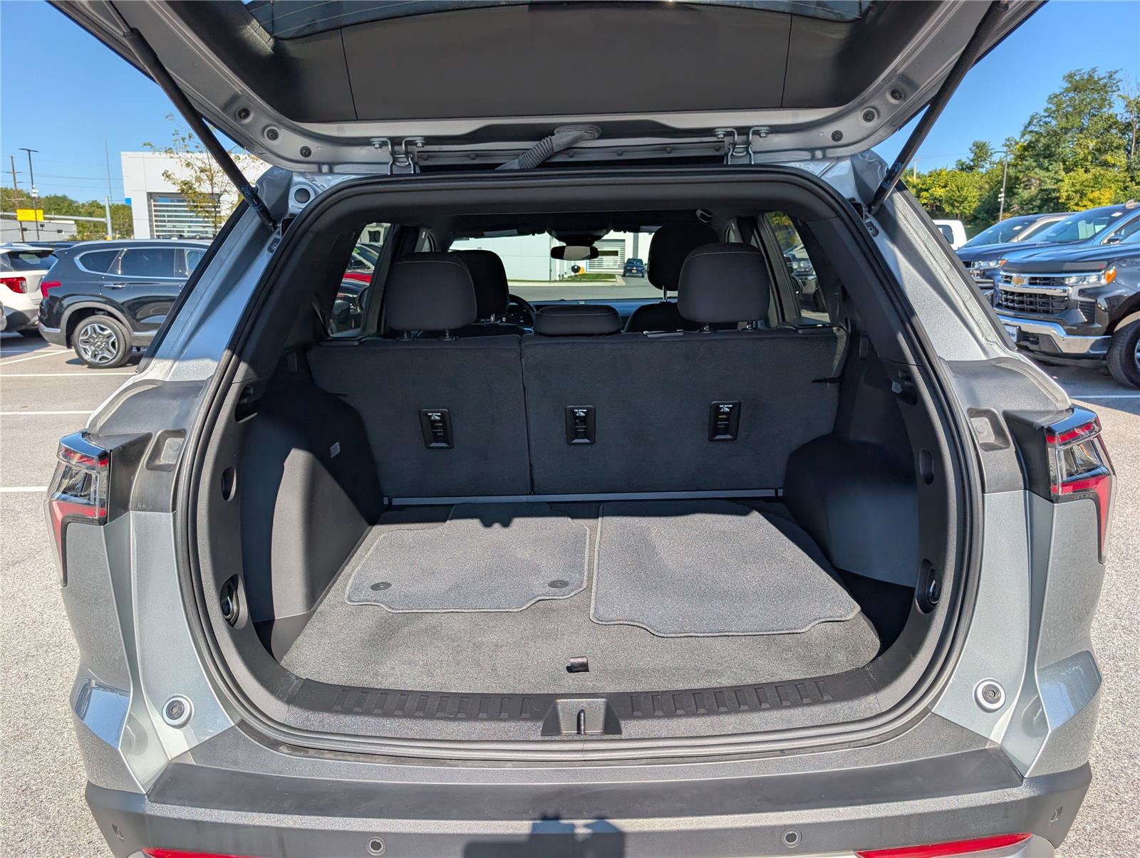 Used 2025 Chevrolet Equinox LT FWD image 12