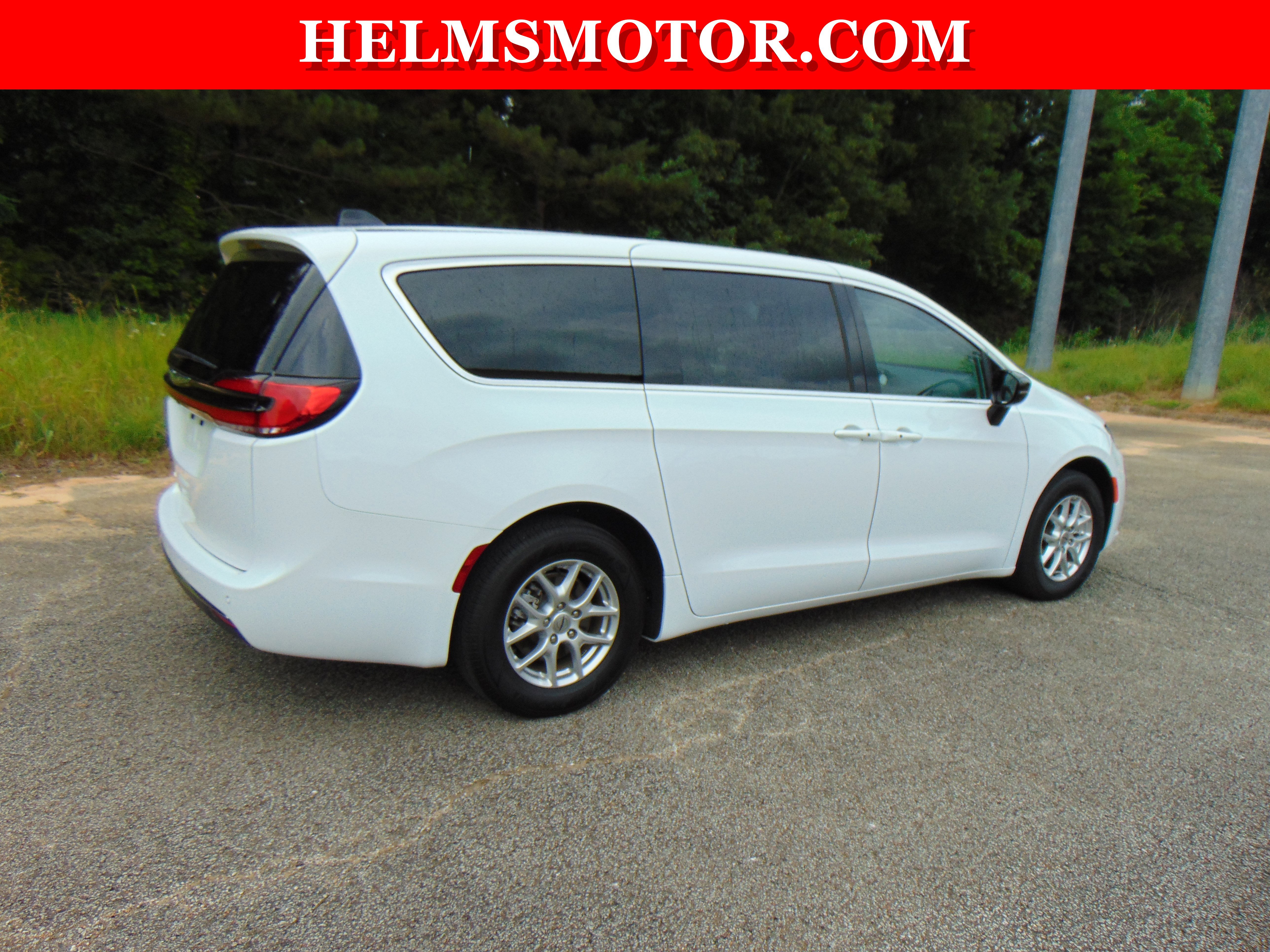 Used 2024 Chrysler Pacifica Touring-L image 16