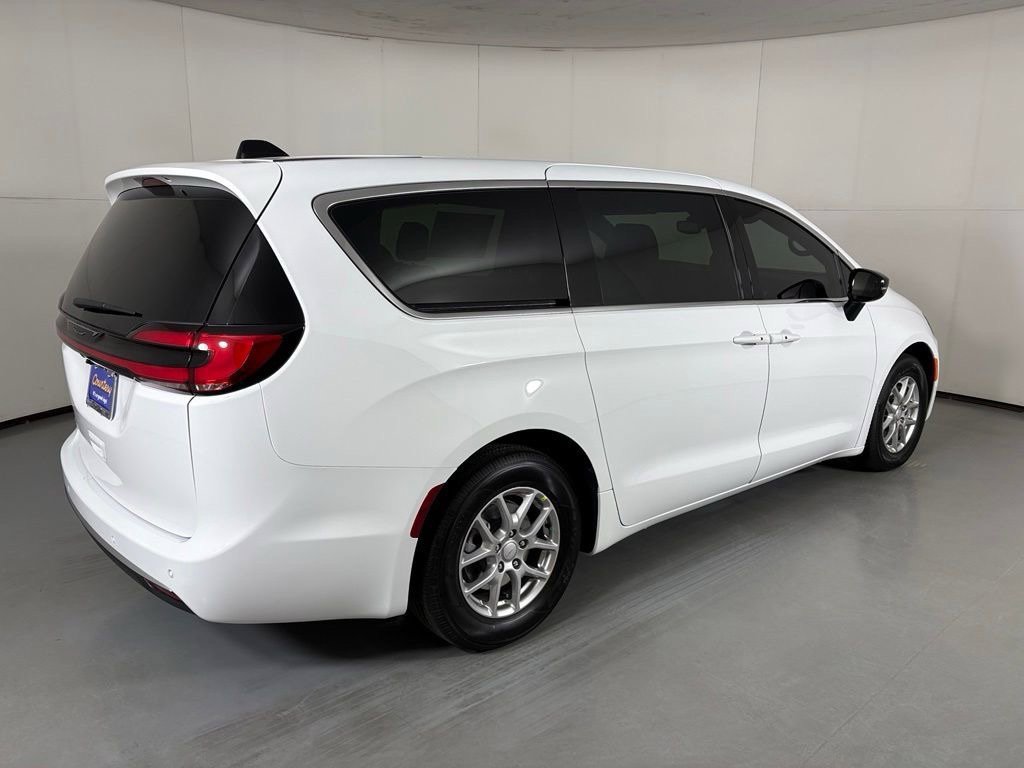 New 2027 Chrysler Pacifica LX FWD image 4