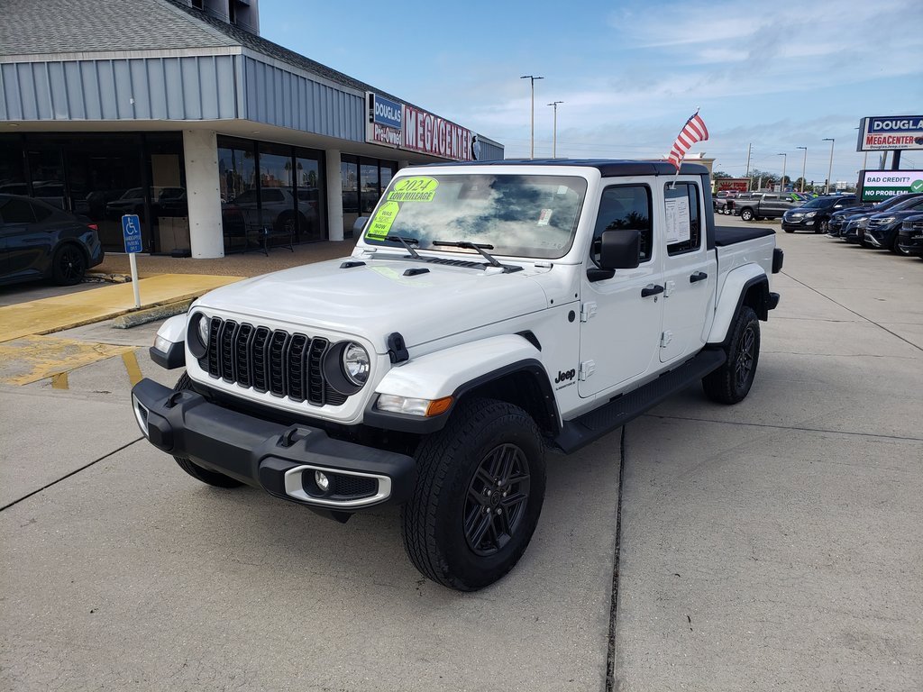 Used 2024 Jeep Gladiator Sport image 3