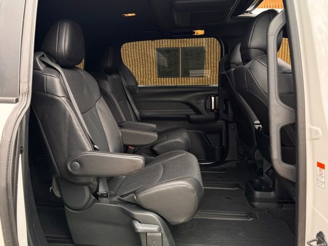 Used 2025 Toyota Sienna Limited image 10