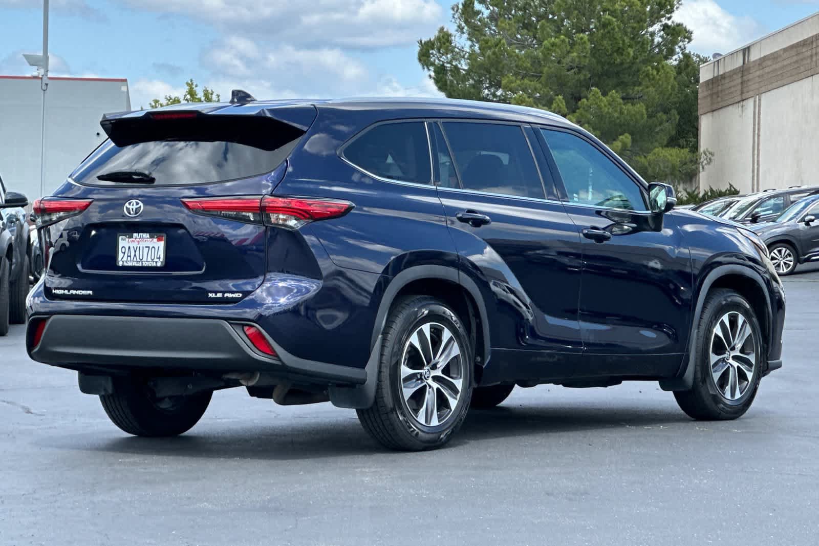 Used 2022 Toyota Highlander XLE AWD/4WD image 2