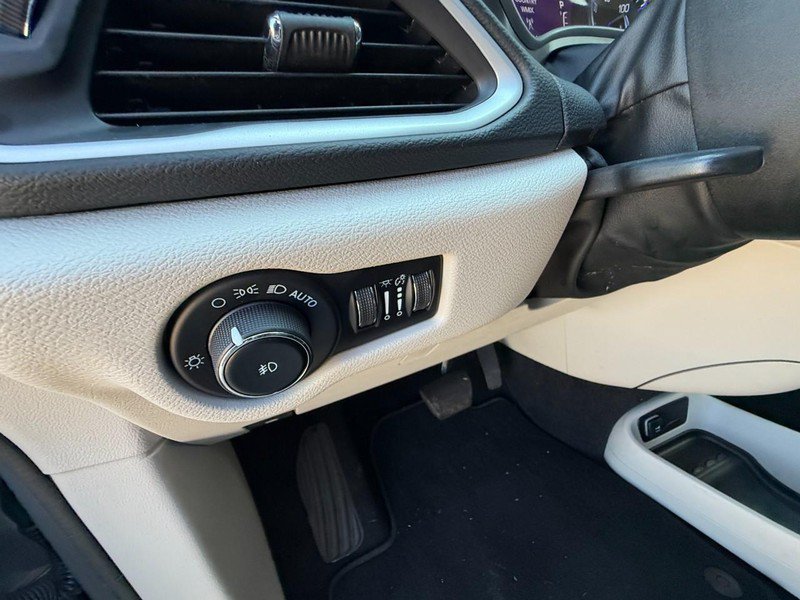 Used 2023 Chrysler Pacifica Touring-L FWD image 23