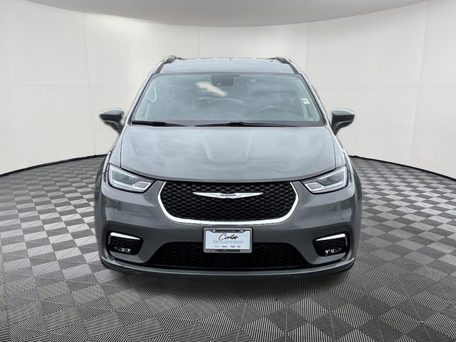 Used 2022 Chrysler Pacifica Touring-L FWD image 2