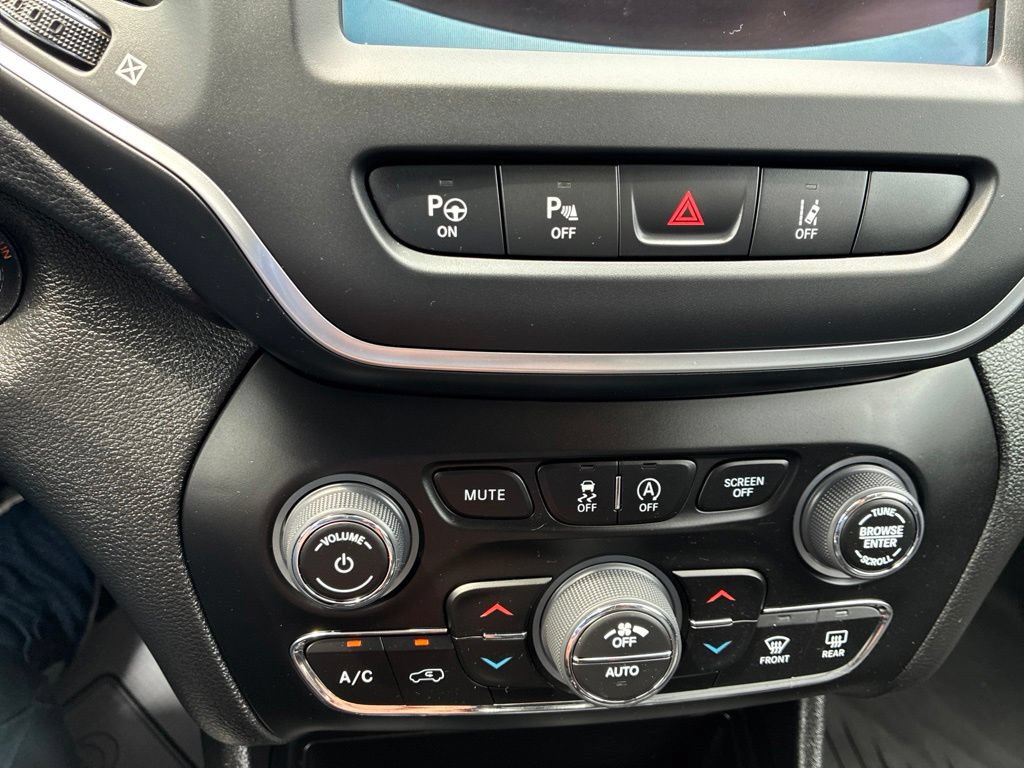 Used 2023 Jeep Cherokee Altitude Lux w/ Mopar Interior Package AWD/4WD image 31