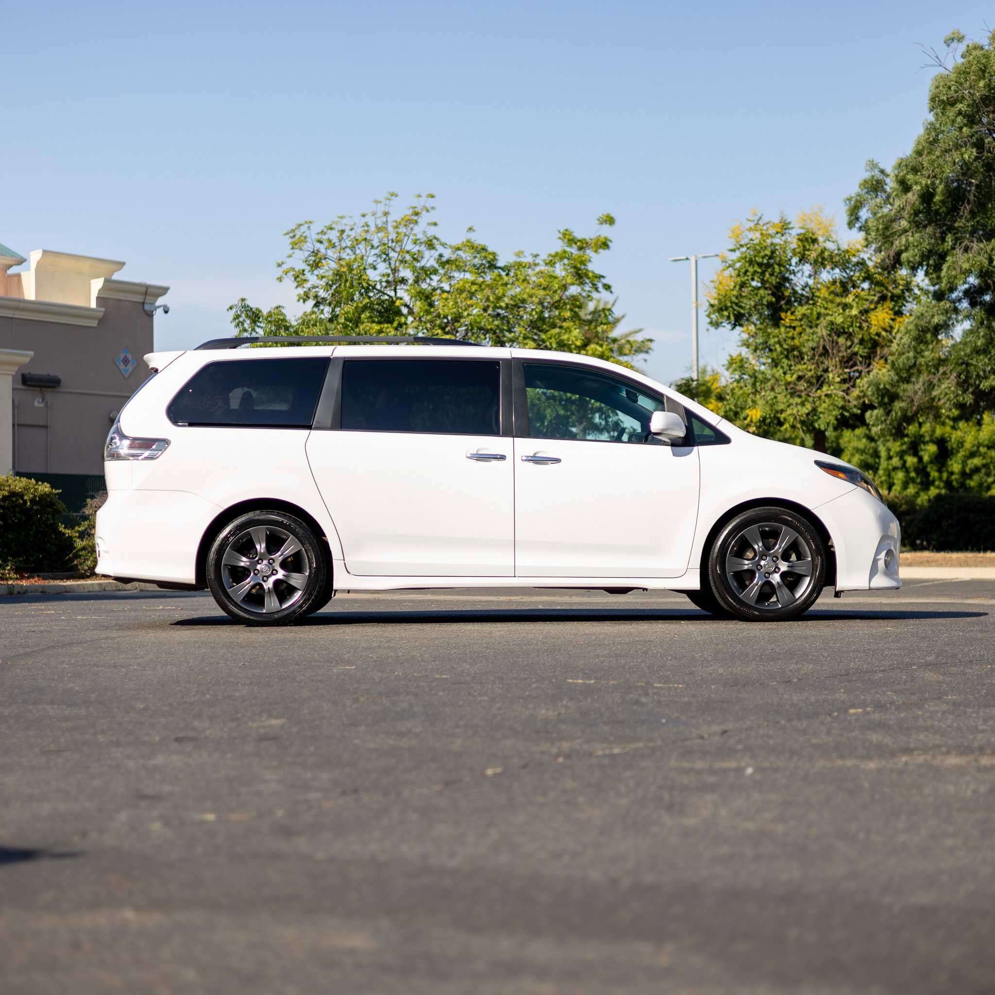 Used 2015 Toyota Sienna SE image 8