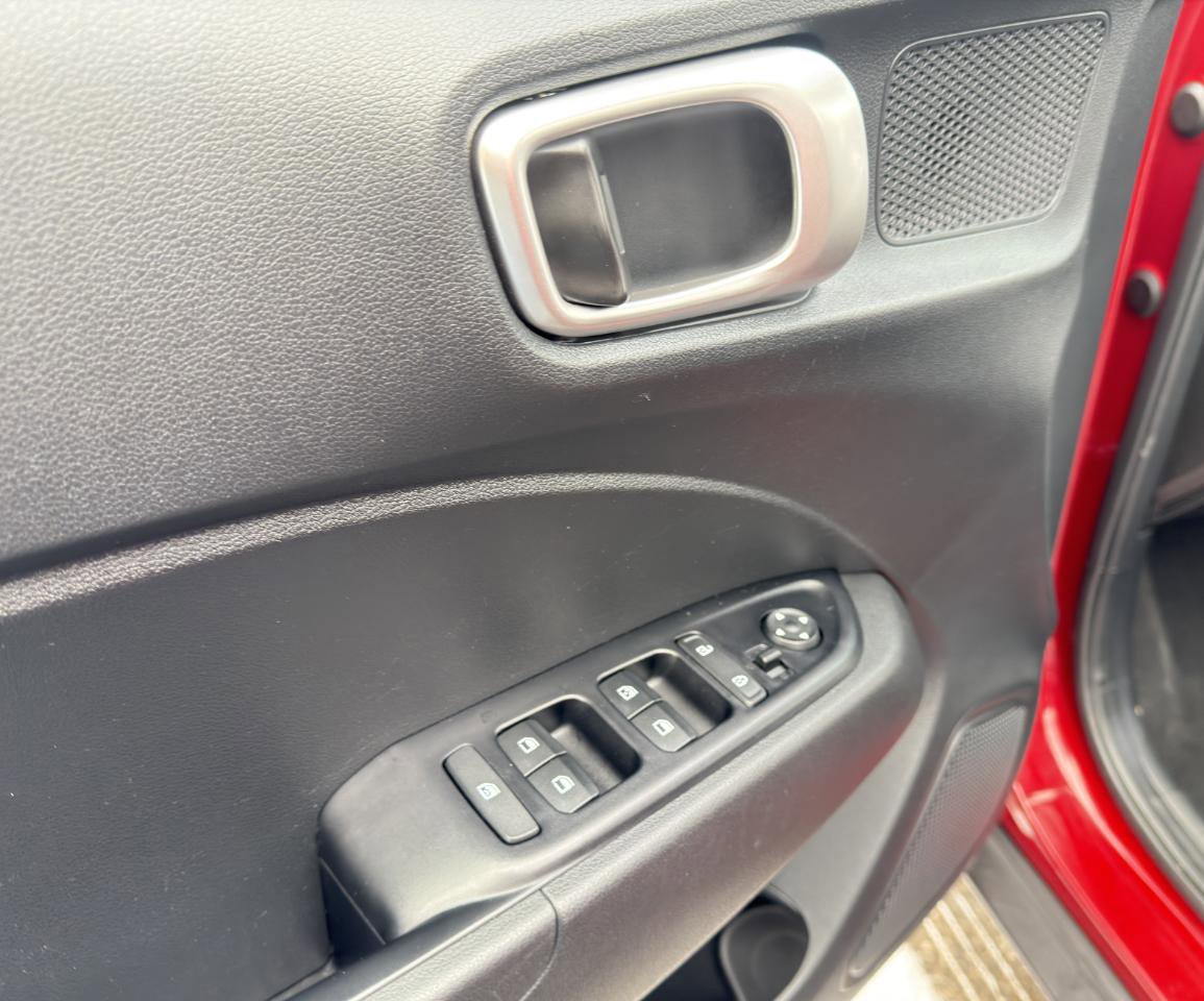 Used 2024 Hyundai Venue SEL FWD image 21