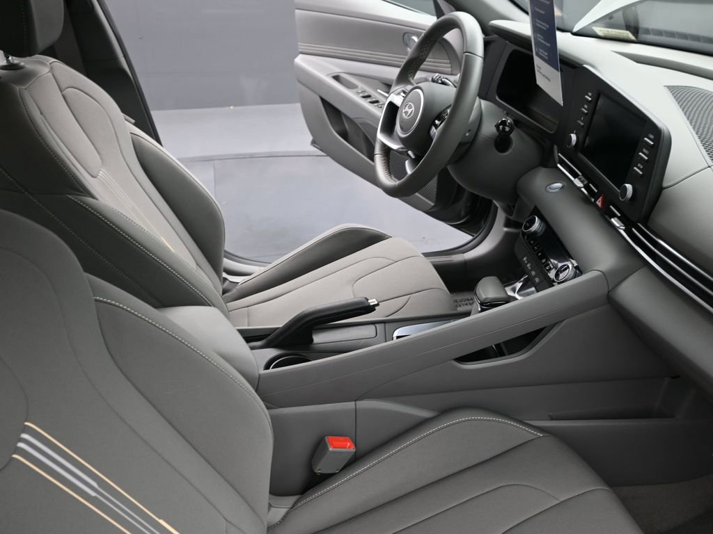 Certified 2025 Hyundai Elantra Sport image 19