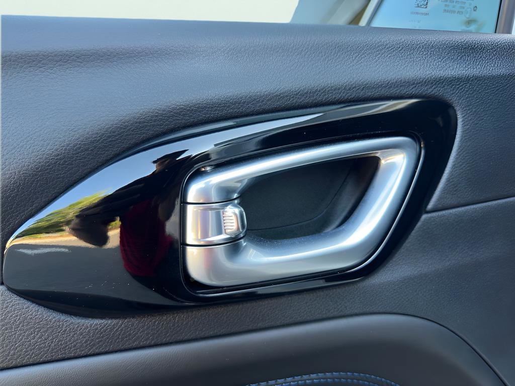 Used 2025 Jeep Compass Latitude w/ Convenience Group AWD/4WD image 45