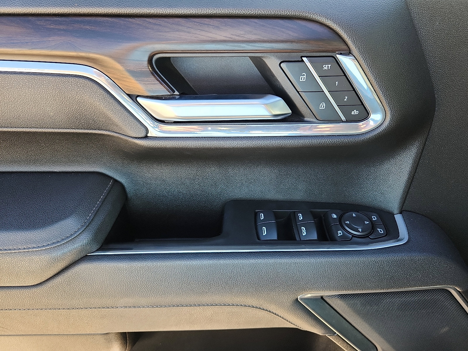 Used 2025 GMC Sierra 1500 SLT image 14