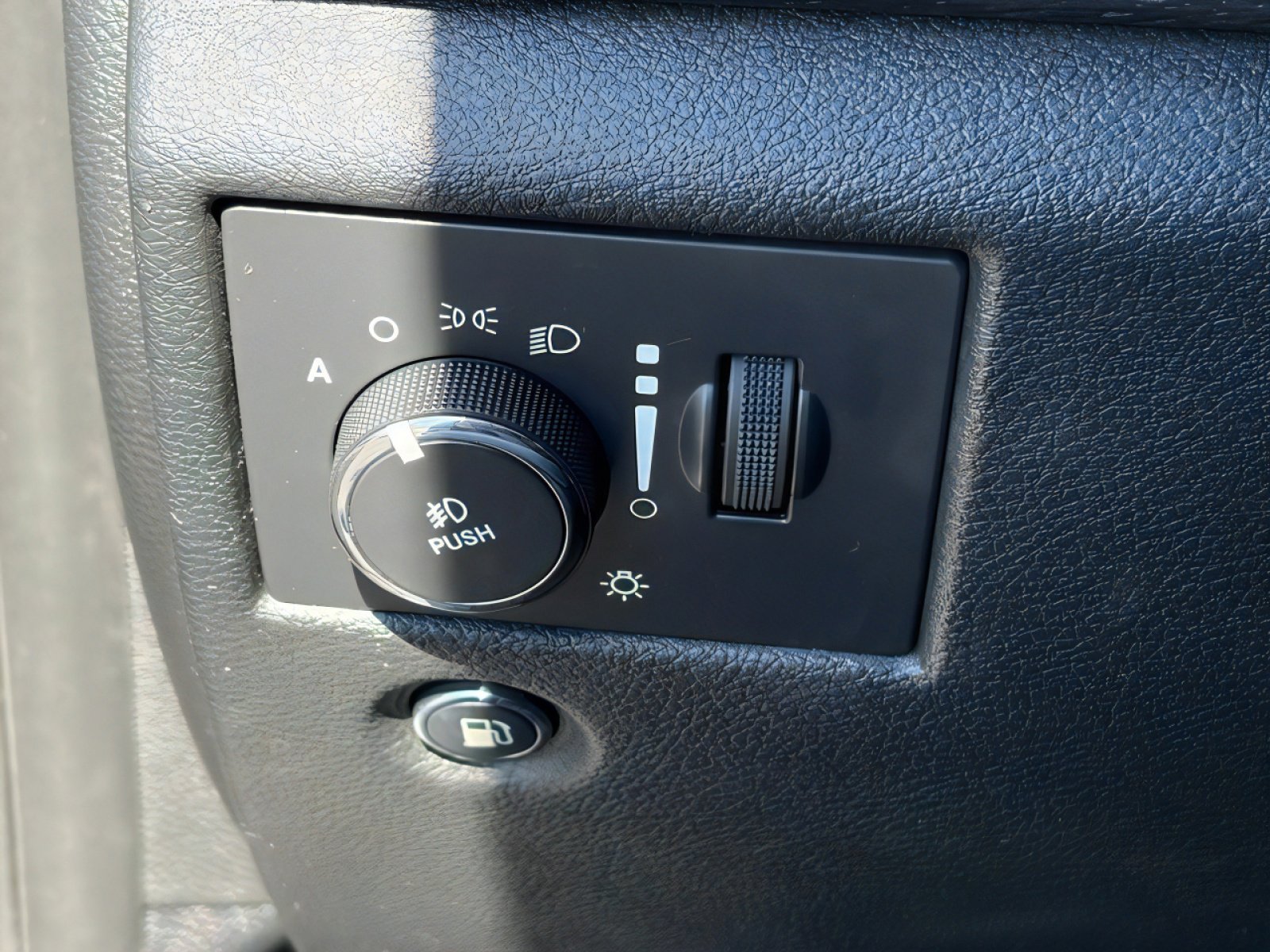 Used 2015 Jeep Grand Cherokee Altitude image 18