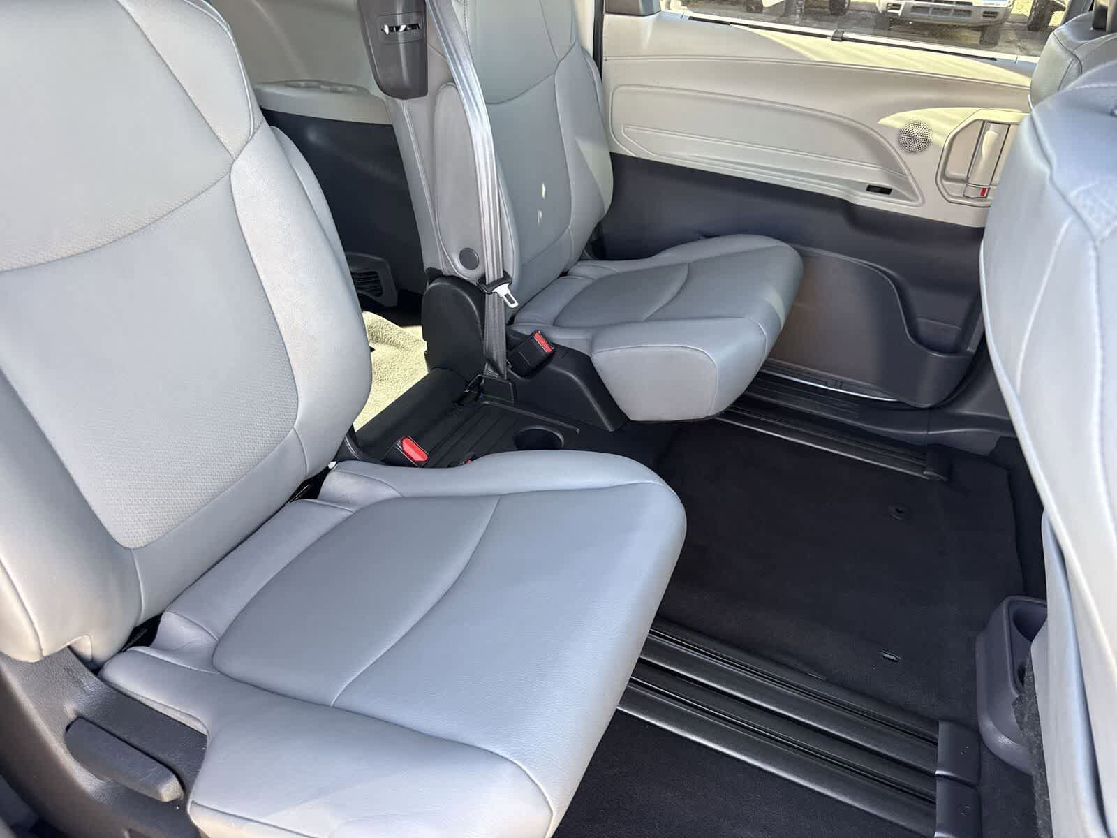 Used 2024 Toyota Sienna XLE FWD image 13
