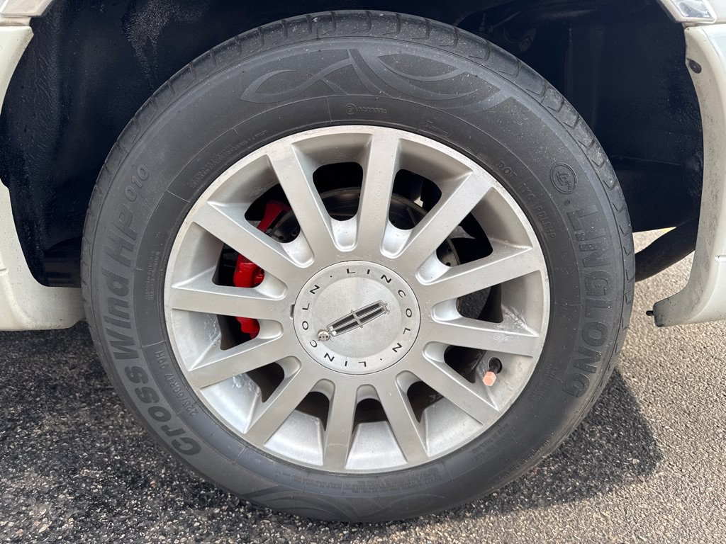 Used 2006 Lincoln Town Car Signature RWD image 9
