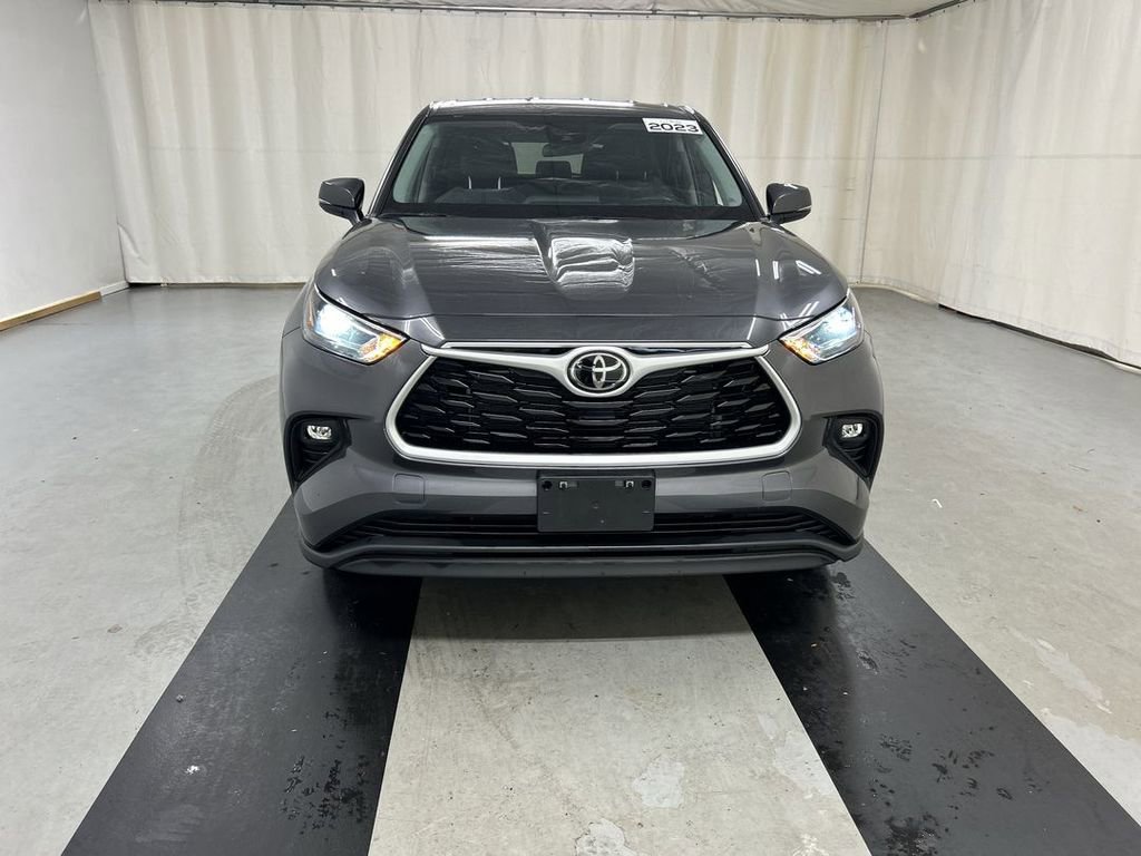 Used 2023 Toyota Highlander LE AWD/4WD image 3