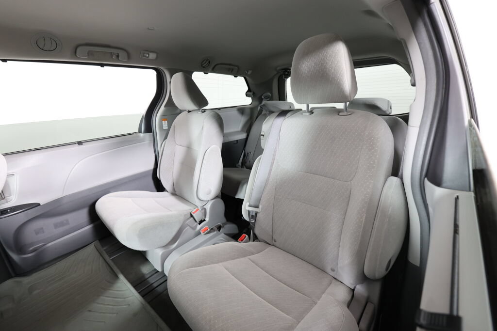 Used 2018 Toyota Sienna LE FWD image 15
