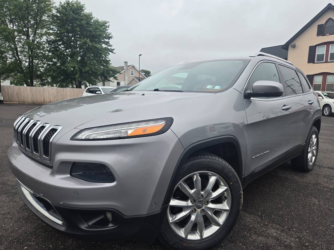 Used 2015 Jeep Cherokee Limited w/ Technology Group AWD/4WD image 2