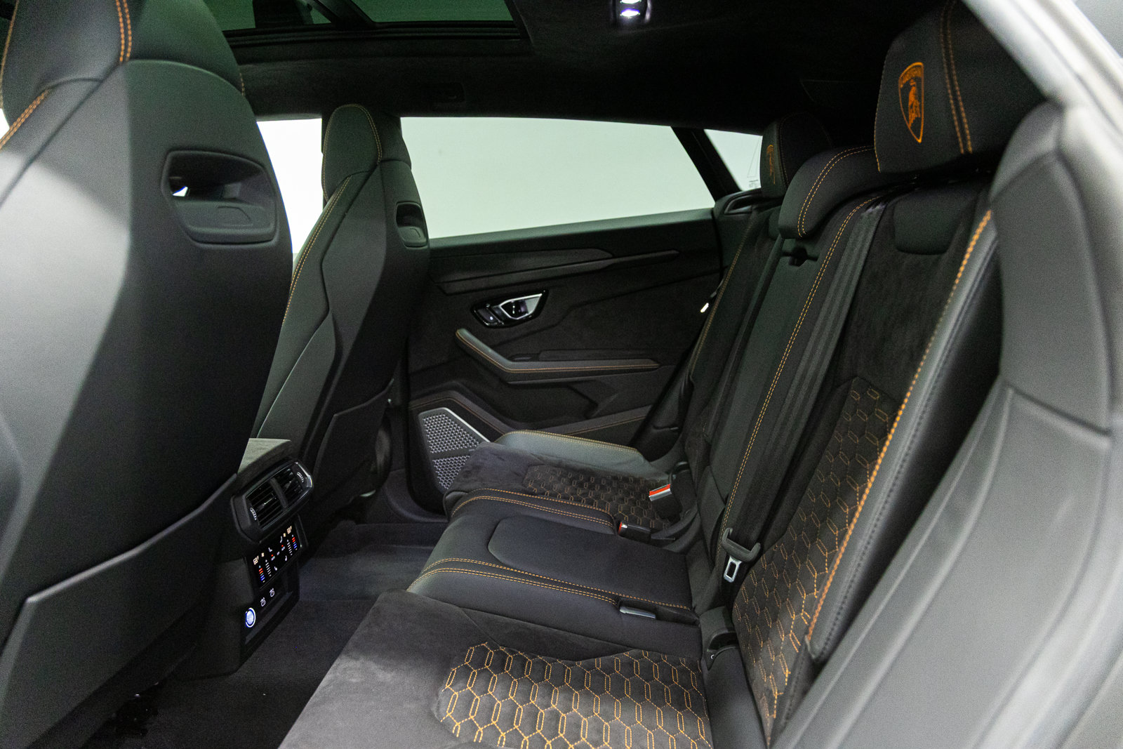 Used 2022 Lamborghini Urus AWD/4WD image 48
