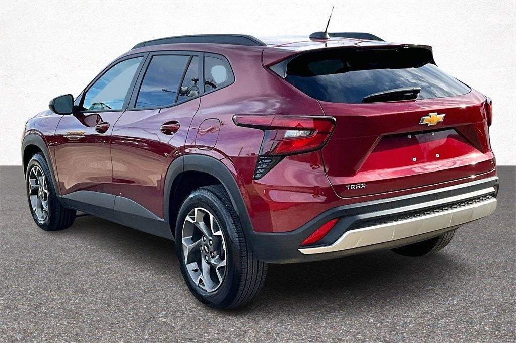 Used 2024 Chevrolet Trax LT w/ Sunroof Package image 5
