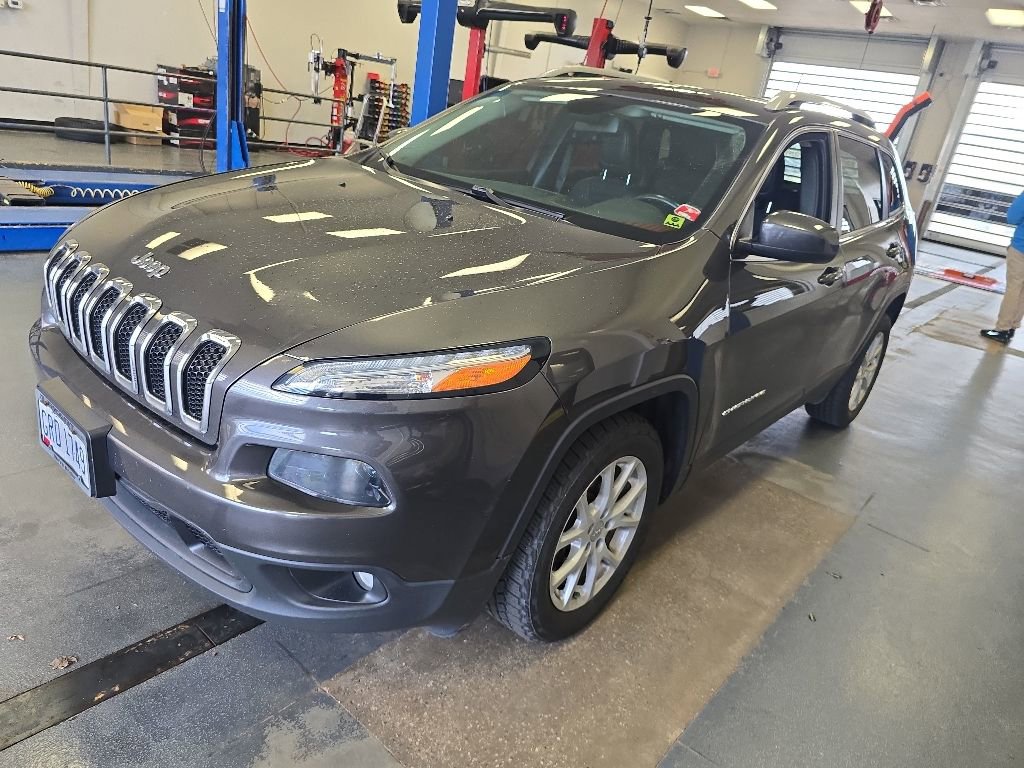 Used 2018 Jeep Cherokee Latitude Plus w/ Cold Weather Group FWD image 3