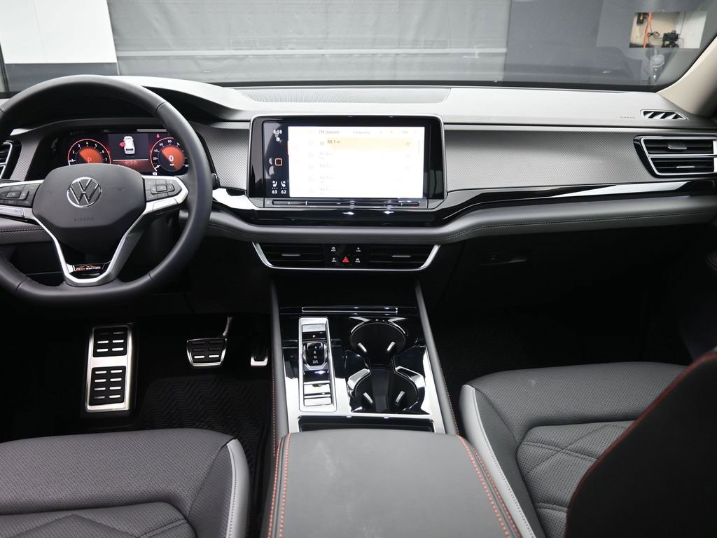Used 2025 Volkswagen Atlas Peak Edition SE image 9