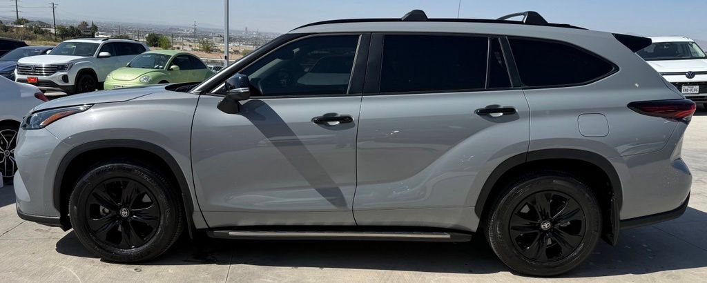 Used 2024 Toyota Highlander XLE FWD image 6