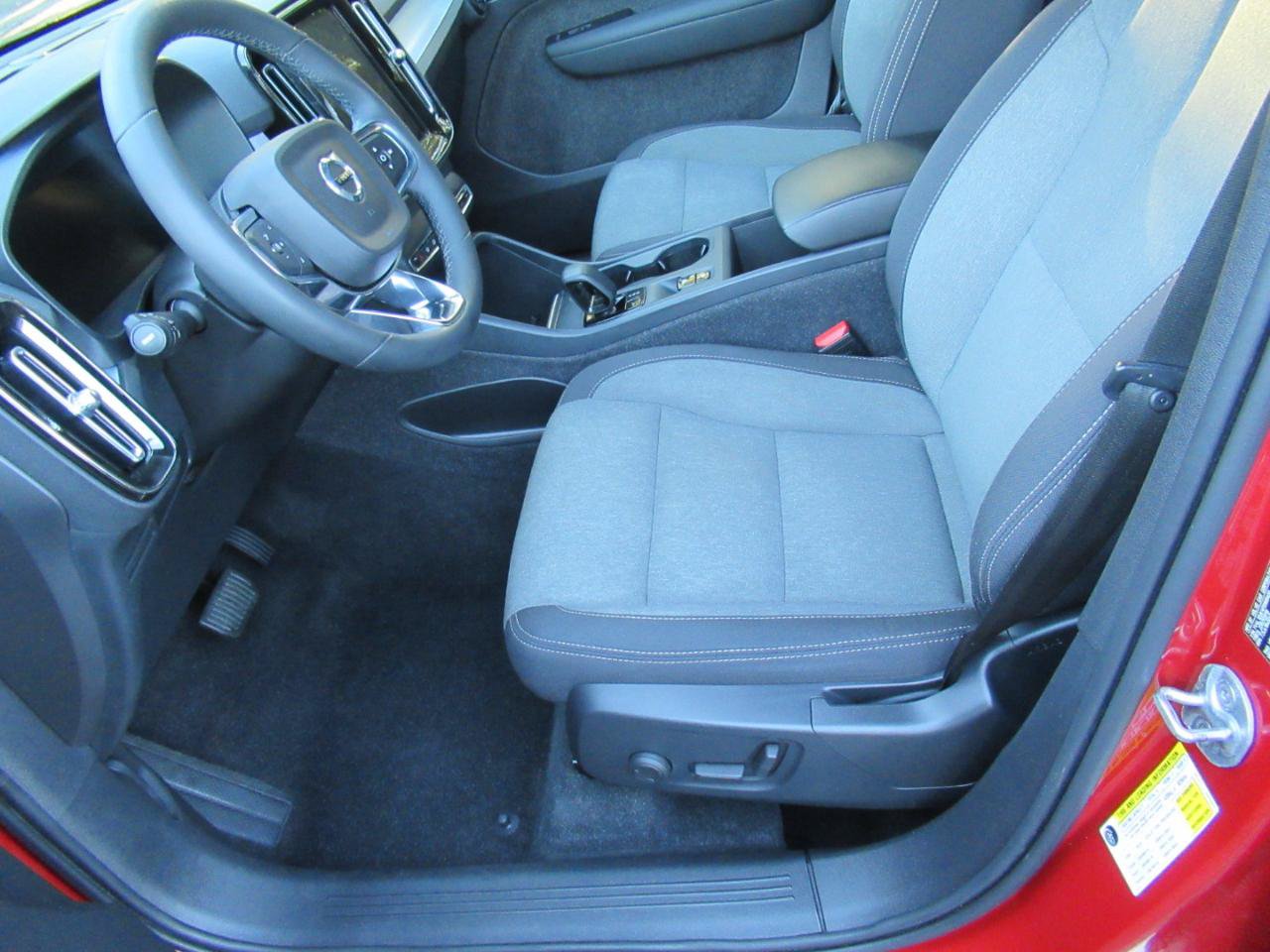 Used 2023 Volvo XC40 B5 Core AWD/4WD image 9