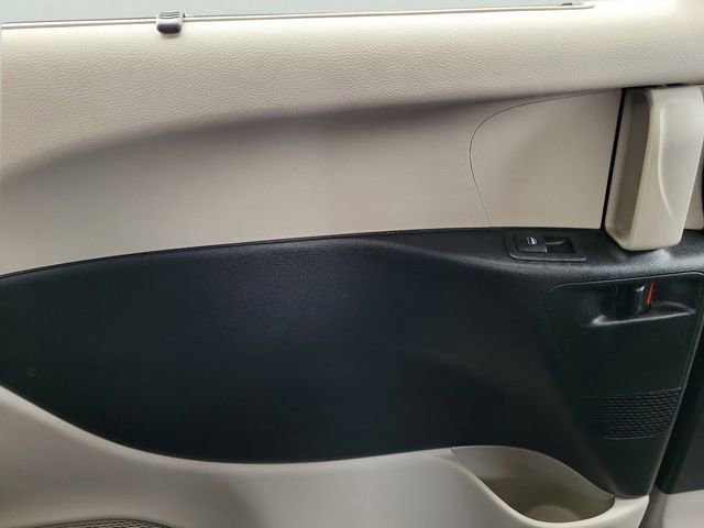 Used 2022 Chrysler Pacifica Touring-L image 14