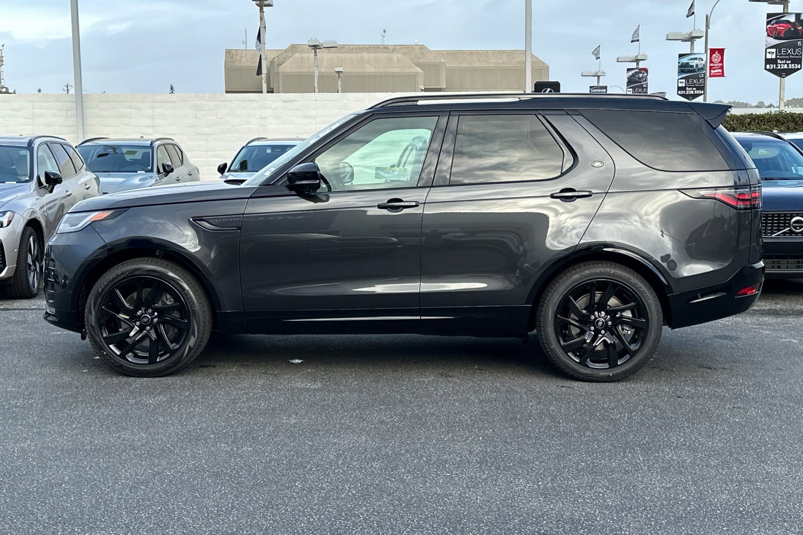 New 2025 Land Rover Discovery Dynamic SE image 2