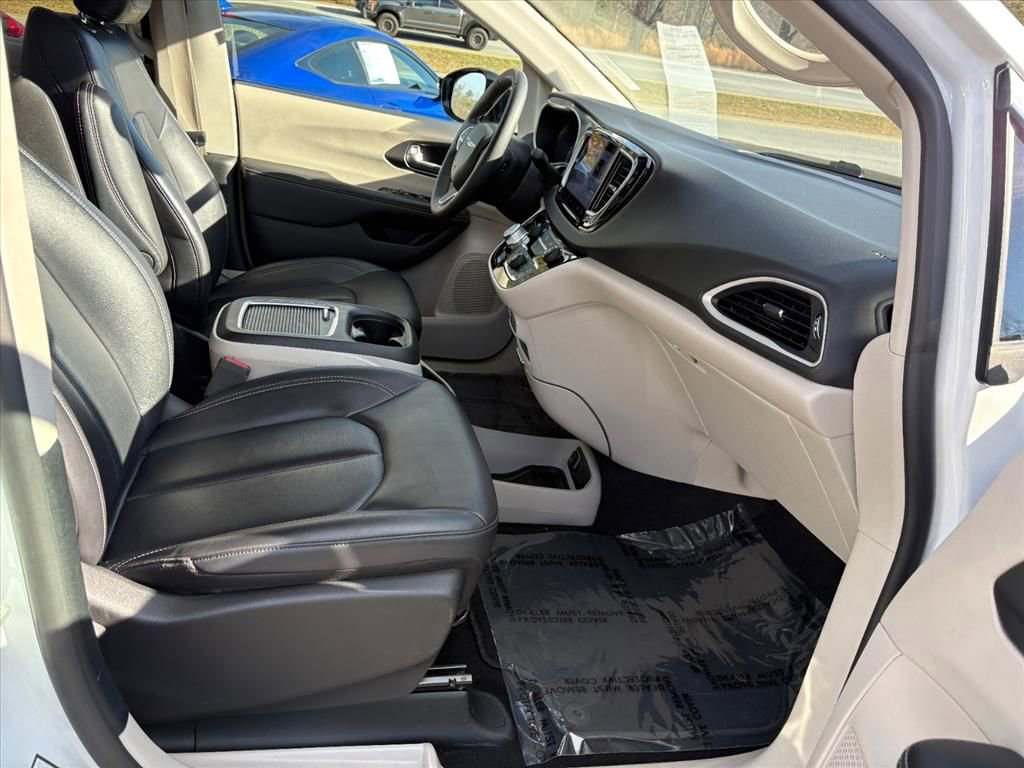 Used 2024 Chrysler Pacifica Touring-L image 16