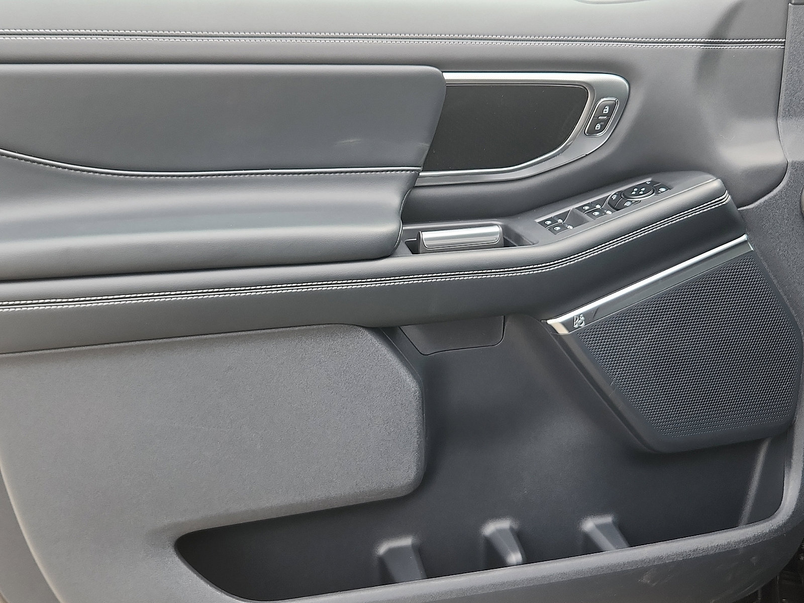 New 2026 Ford Expedition Max Platinum image 9