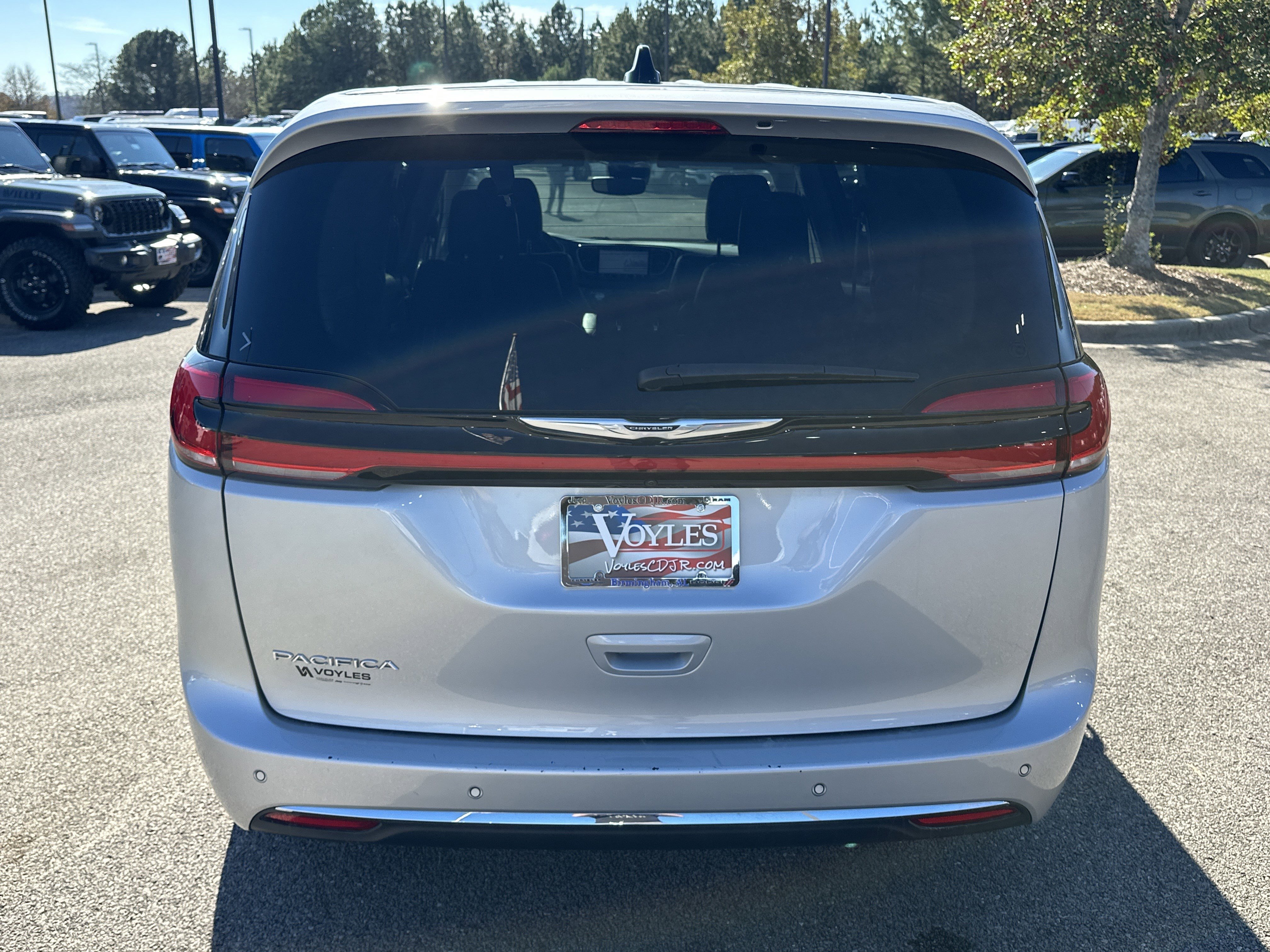 Used 2024 Chrysler Pacifica Touring-L image 6