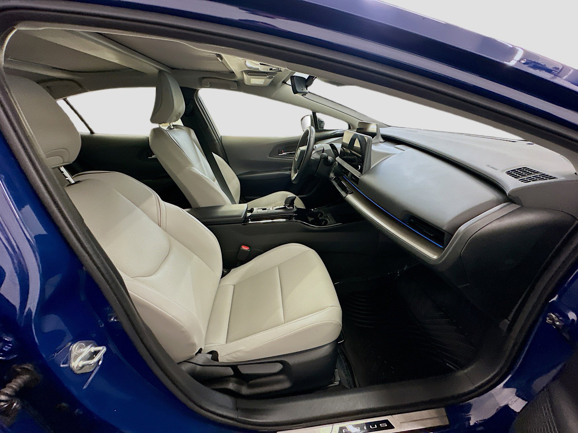 Used 2023 Toyota Prius XLE image 33