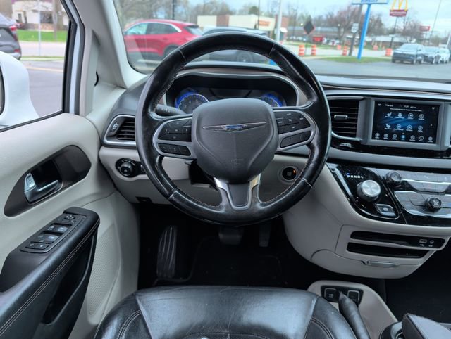 Used 2019 Chrysler Pacifica Touring-L image 3