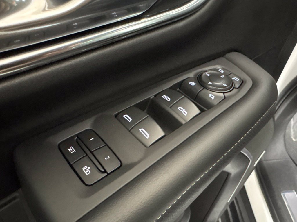 Used 2024 GMC Yukon SLT w/ SLT Luxury Package RWD image 20