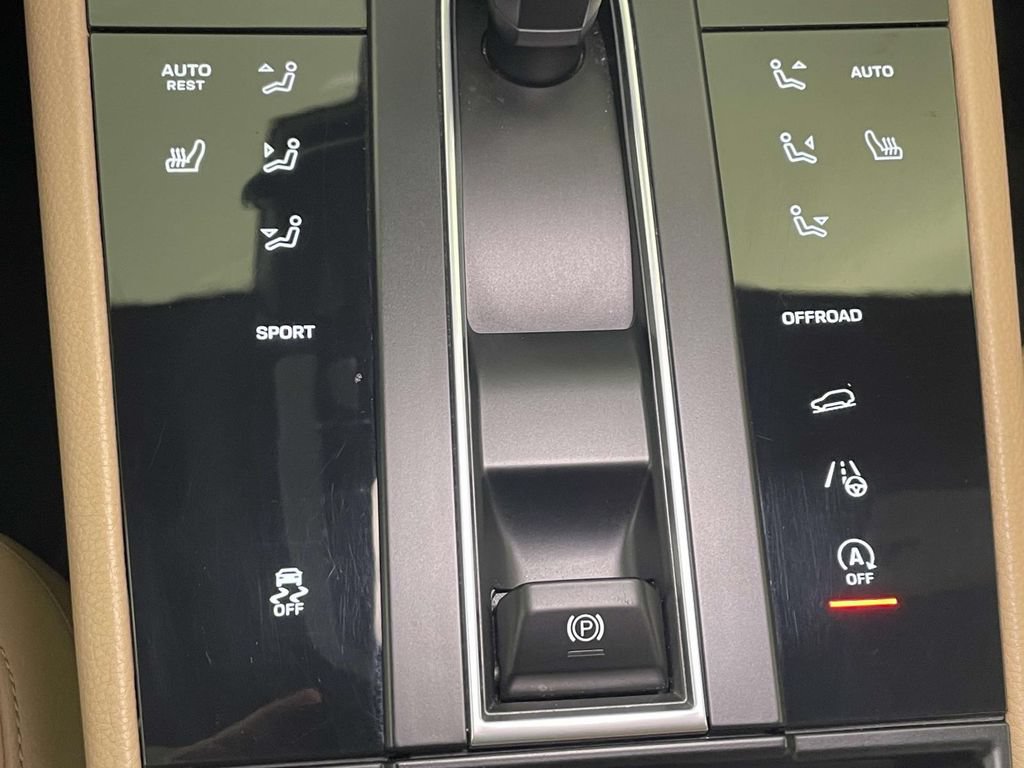 Certified 2023 Porsche Macan AWD/4WD image 33
