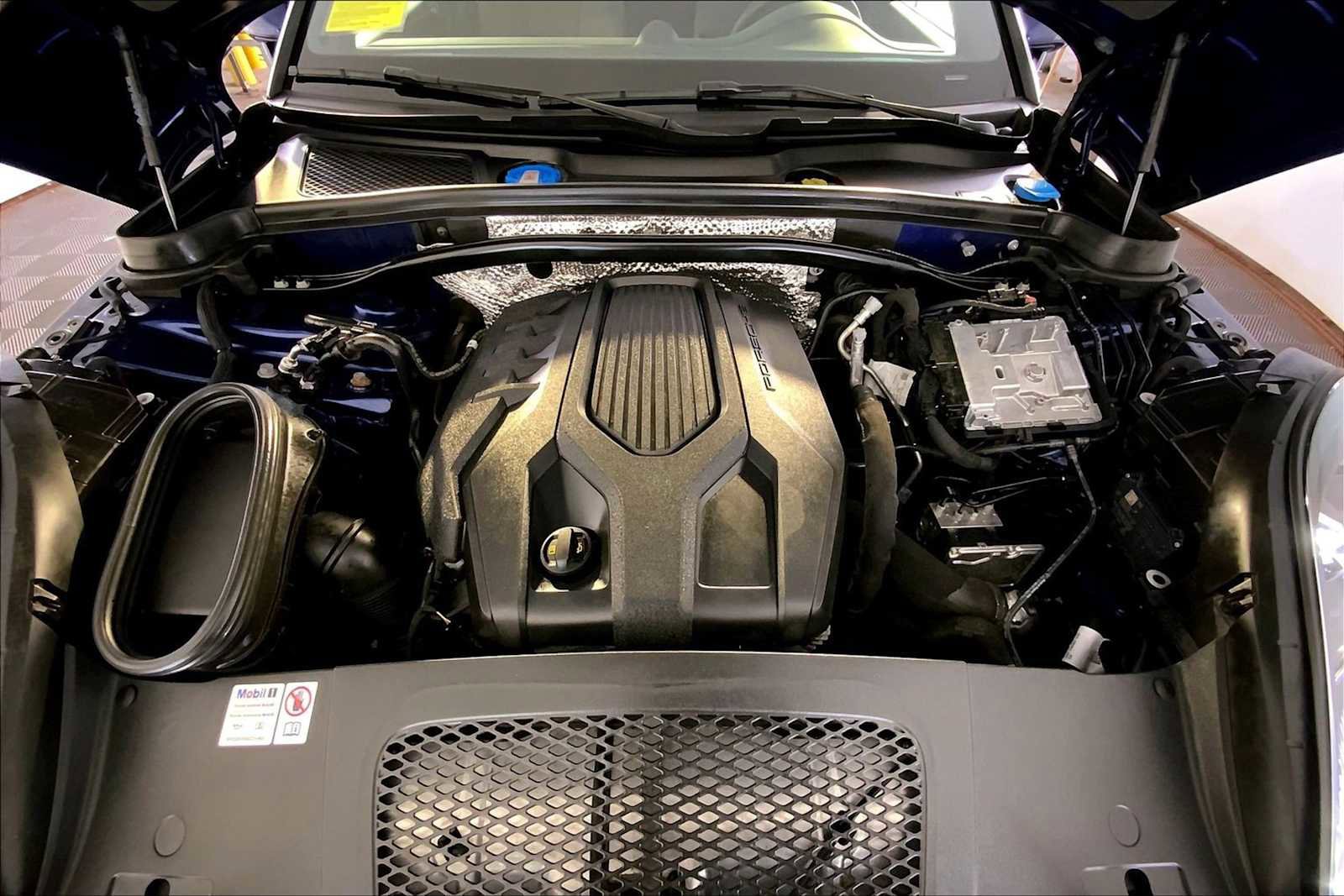 Certified 2024 Porsche Macan image 32