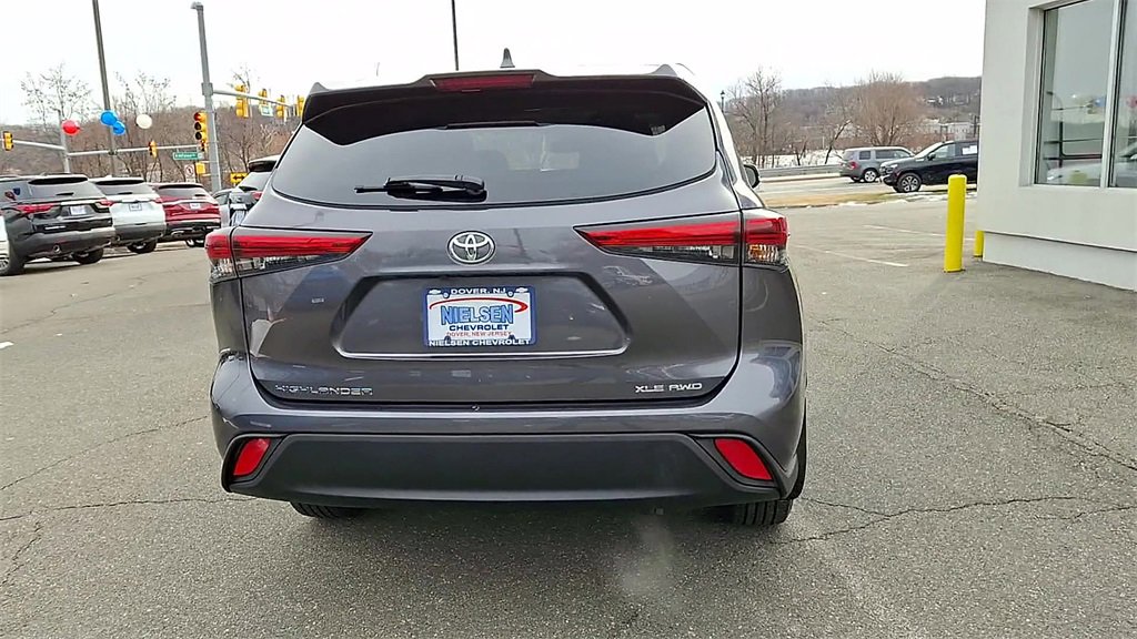 Used 2023 Toyota Highlander XLE image 7