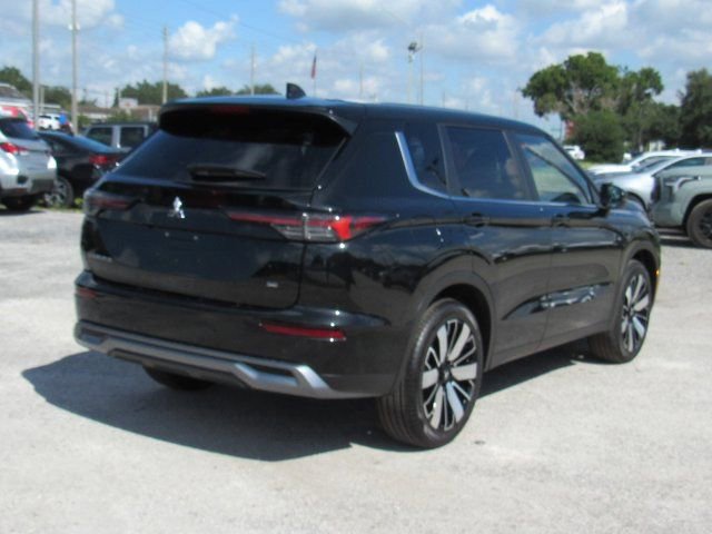 New 2025 Mitsubishi Outlander SE image 3